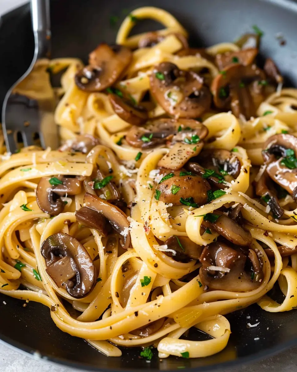 Garlic Mushroom Pasta with Turkey Bacon: A Simple Indulgence